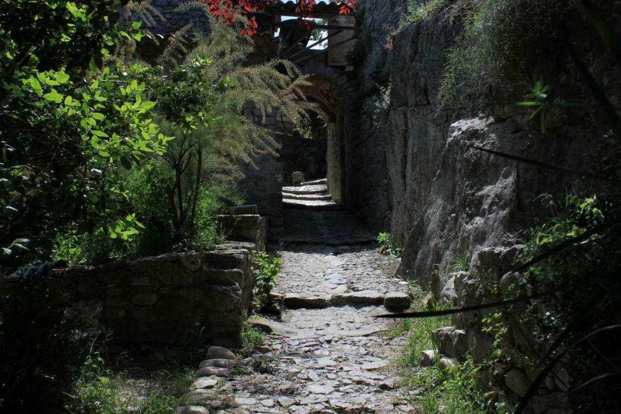 Mas Des Falaises Saint Alban Auriolles Esterno foto